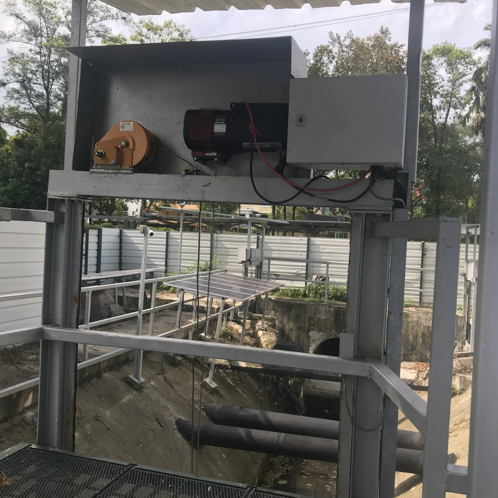 Figure 7: Motorised winch and manual hand crank installed
